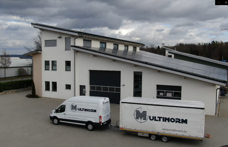 Firmengebäude der Multinorm GmbH in Osterhofen mit einem Transporter im Vordergrund