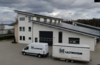 Firmengebäude der Multinorm GmbH in Osterhofen mit einem Transporter im Vordergrund